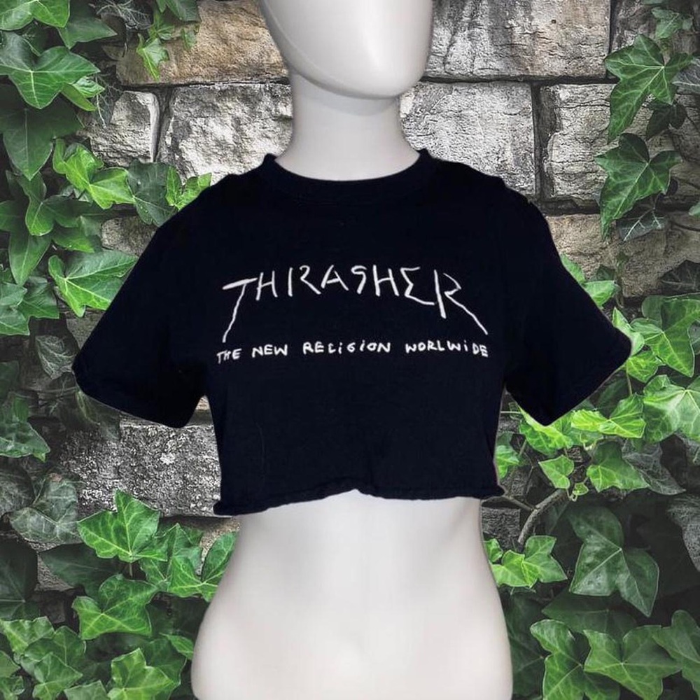 Black thrasher T-shirt cropped